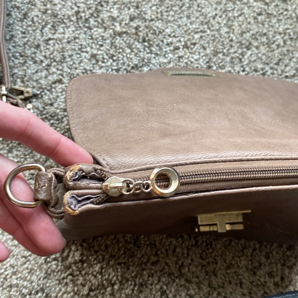 🤯BYE 🤯RARE AUTHENTIC  Salvatore Ferragamo Vintage Gancini Crossbody Bag
